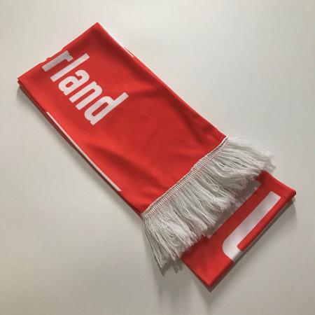 weltmeisterschaft fan schal kundenspezifischer polyester gestrickter schal zum anfeuern der fans liefert fußball quastenschal 